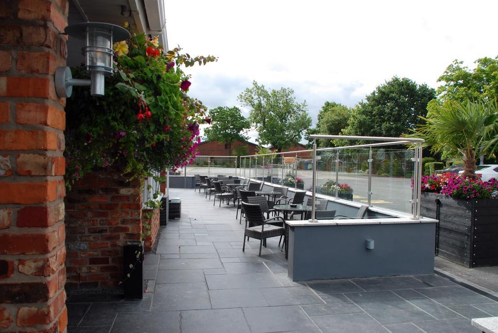 Hunters Lodge Hotel Crewe Esterno foto