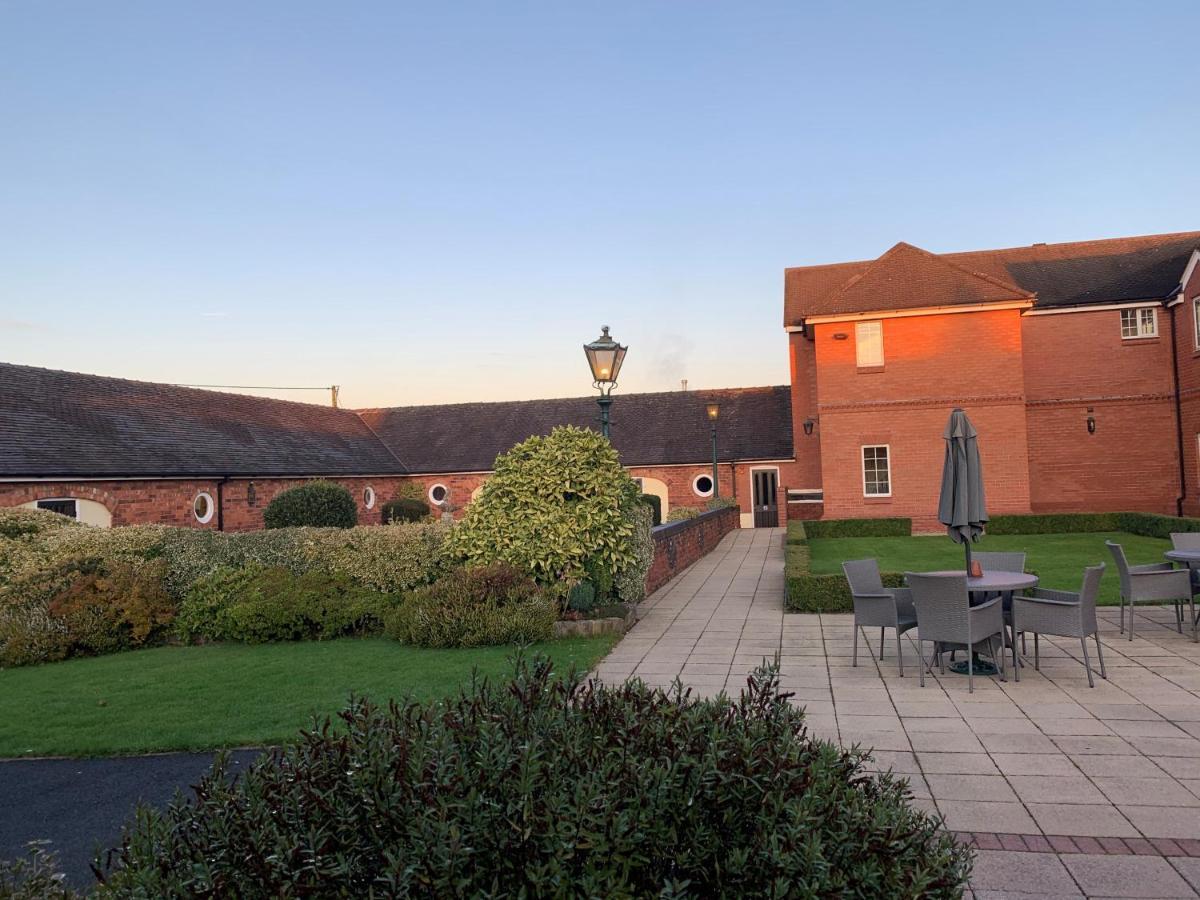 Hunters Lodge Hotel Crewe Esterno foto